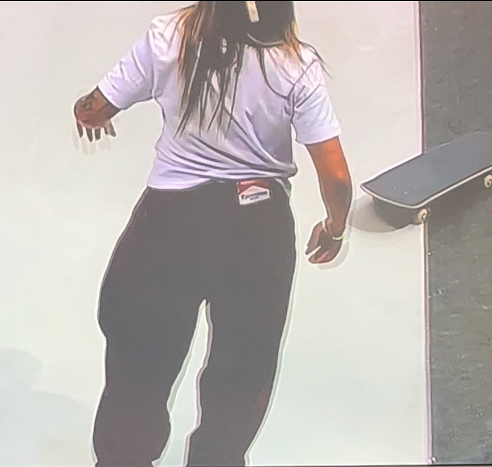 É sério que 3 atletas skatistas brasileiras estavam com um patch na parte de trás da calça fazendo alusão a um
maço de Marlboro ?
Marketing de guerrilha neste nível ? #mktesportivo #gestaoesportiva #patrocinioesportivo #supercrown