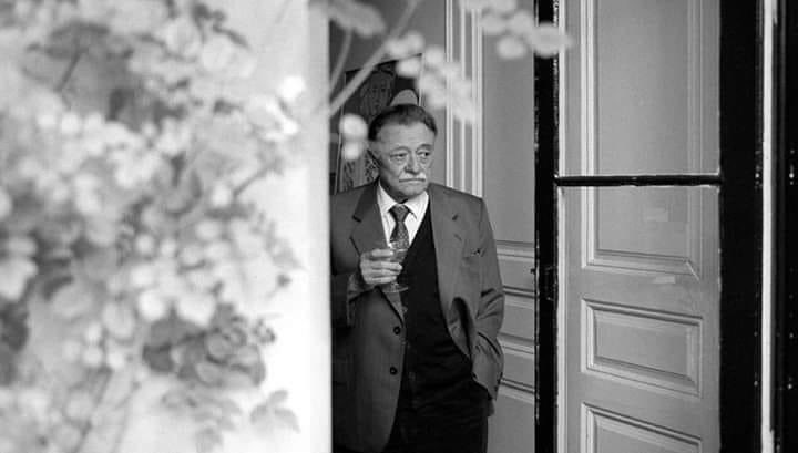 "Usted me confunde.
A veces siento que me quieres y a veces siento que no, y no sé cómo lo haces porque yo estoy queriéndote siempre".

-Mario Benedetti