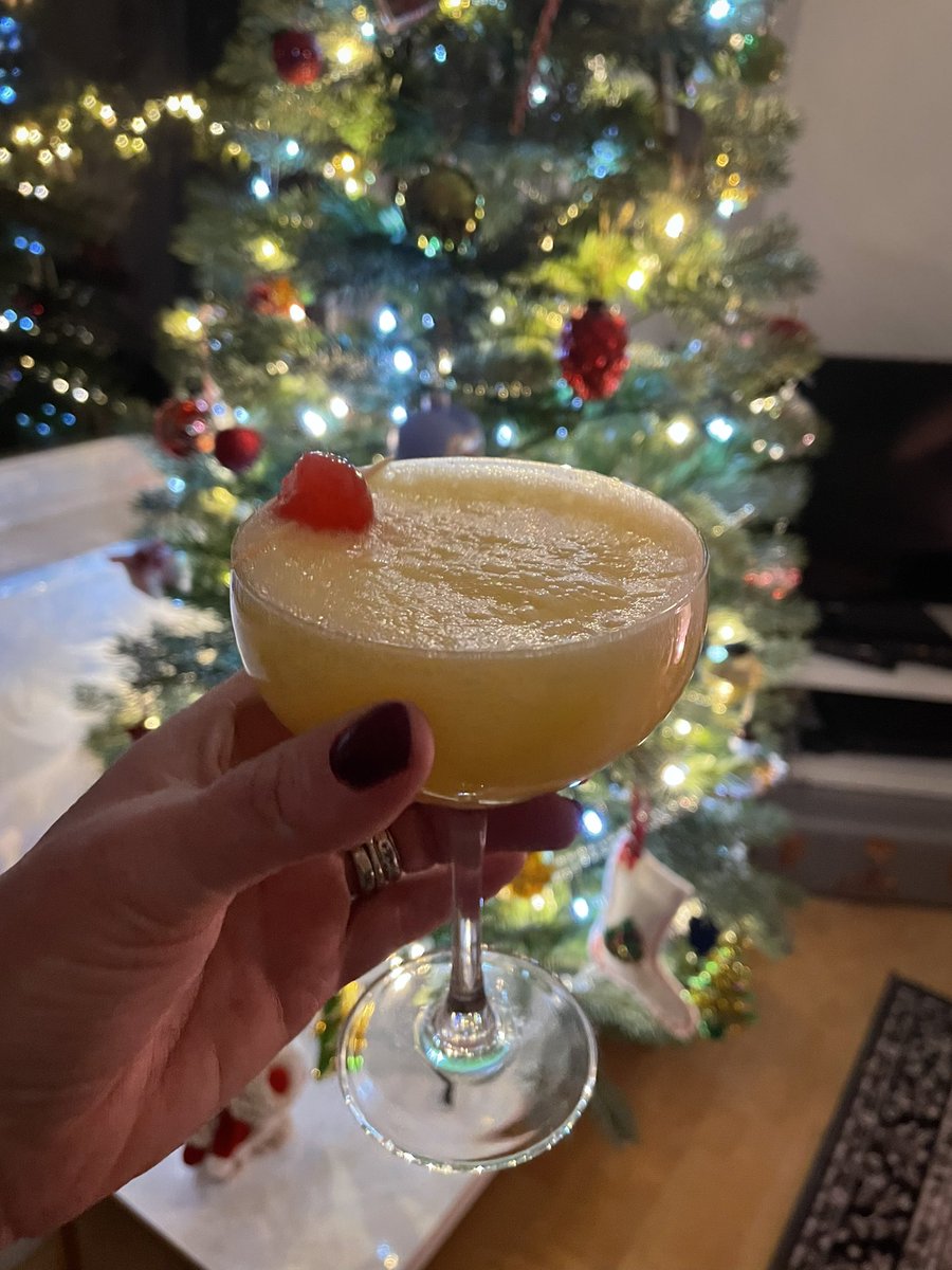 The tree is up and the snowballs are going down. Cheers, all! 🎄🍹🎅🏻🫶 #jinglebells #batmansmells