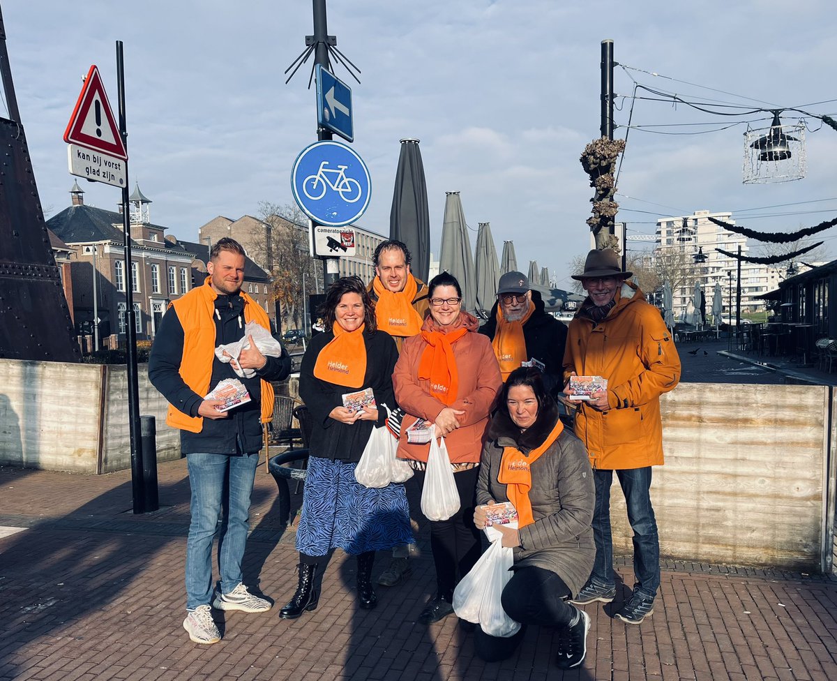 helderhelmond's tweet image. Vandaag waren we in het centrum om iedereen een fijne Sinterklaas te wensen. #FijneSinterklaas 🎅🏻🍬