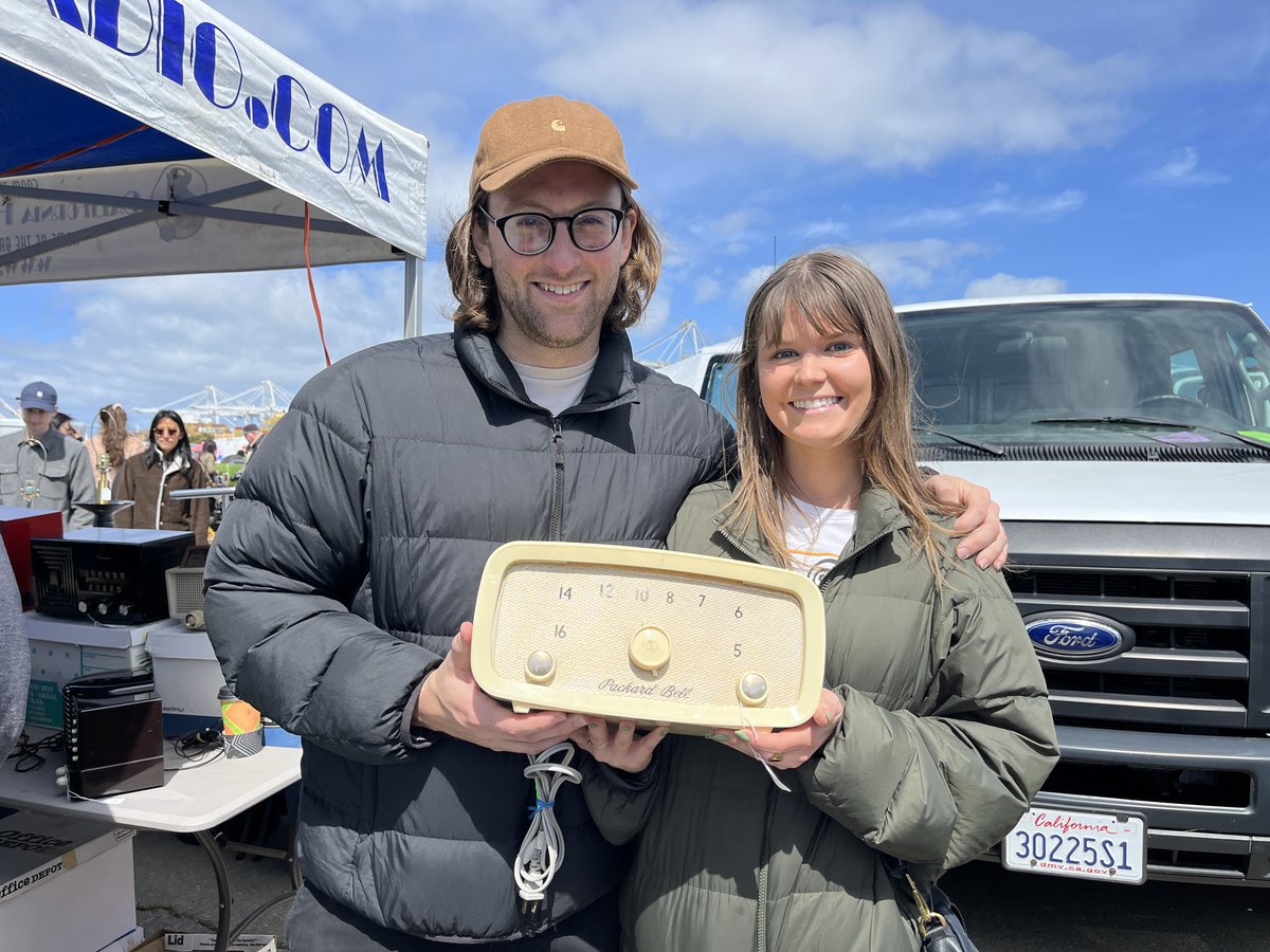 Do your holiday shopping this Sunday - join CHRS At the #Alameda Point Antiques Faire 🎁

3900 Main Street, Alameda, CA 94501 

Vintage radios make outstanding holiday gifts! 📻