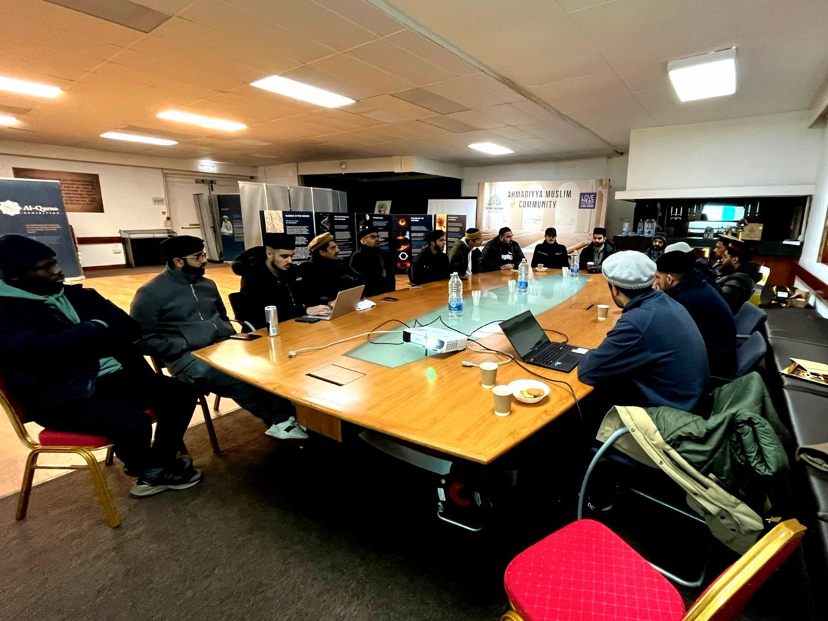 AMYA_Midlands's tweet photo. Today, 2nd December 2023, regional amla members from East Midlands came together for the first regional meeting of the MKA year 2023-2024 at Bait ul Ehsan Mosque, Leamington Spa, UK.
#amya #ahmadiyya #mka #eastmidlands #baitulehsan #lemington https://t.co/ERvw0NXoyX