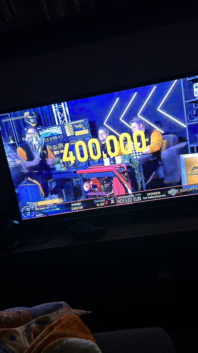 MelWinchester_'s tweet photo. Wow, 400 k schon bei #FriendlyFire9 😍 einfach der Hammer, diese Veranstaltung 😍 und nicht vergessen: #woscholz 🤔😂 https://t.co/d7xEVtaHQO