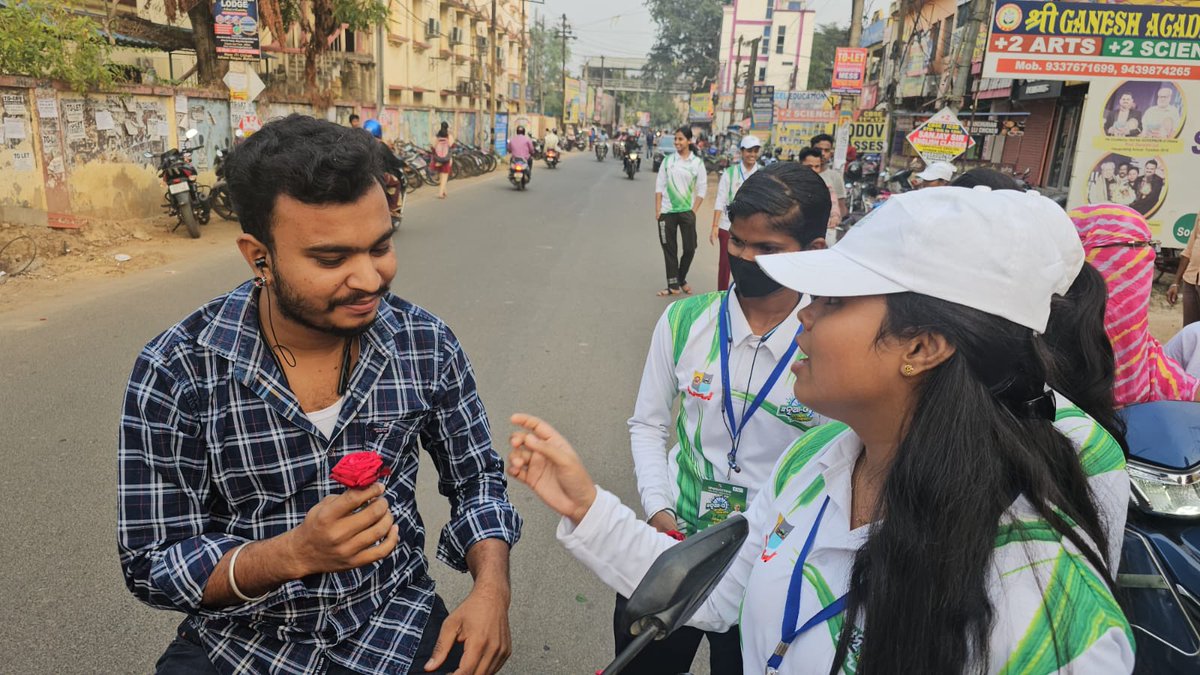 DMBaleshwar's tweet photo. #ZeroFatalityWeek
Awareness drive being carried out by college students under Nuo-O by giving roses for awareness and safety measures.
@CMO_Odisha @MoSarkar5T @STAOdisha @SMEOdisha https://t.co/H00gPGf0V6