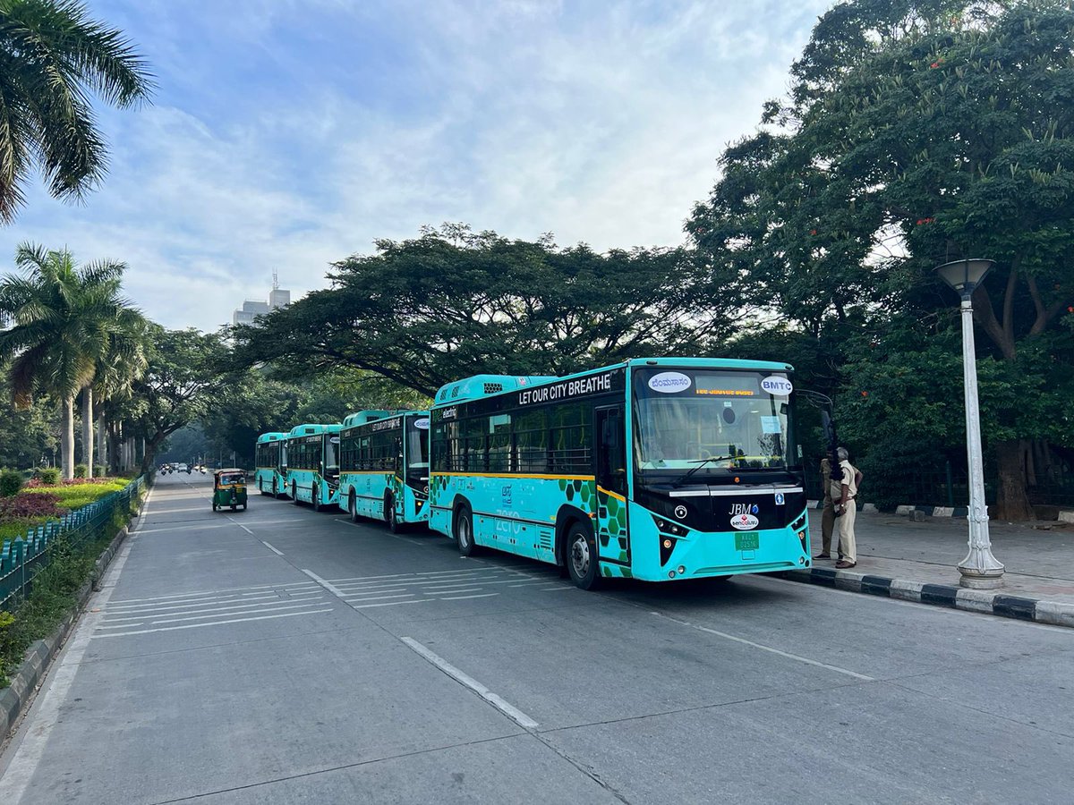 arekalsama's tweet photo. Day 1 of the #BlrLitFest was a testament to the need of planned transit systems (if only to enjoy the city’s cultural offerings.)

@personal2public and @BlrLitFest came together to make this happen! Hopefully this sets a precedent to template future events on. https://t.co/A6w7TX3Rj3