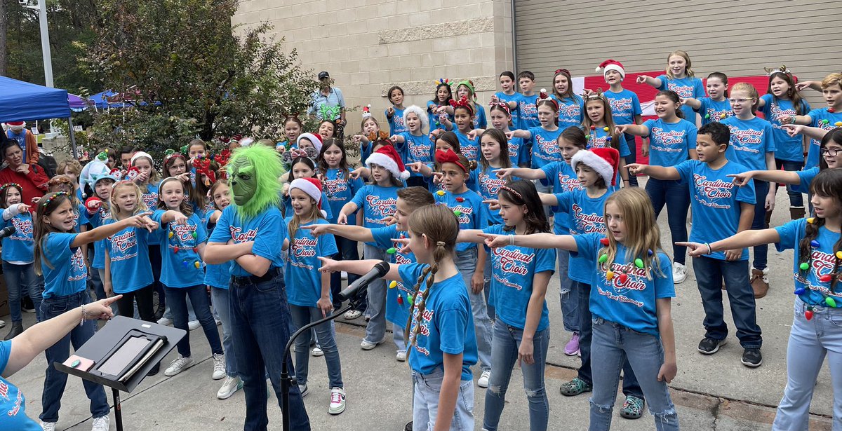 Cardinal Choir kicking off the holiday season with an awesome performance at Creativity Shell of Kingwood Munchkin Market this morning. We love this yearly event! 
🎄🎶❤️ <a href="/HumbleISD_WCE/">Willow Creek Elem</a>