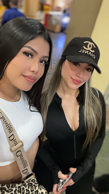 Qu&eacute; tal un videito con mi amiga 🤤 https://t.co/EbMZiBtuBT