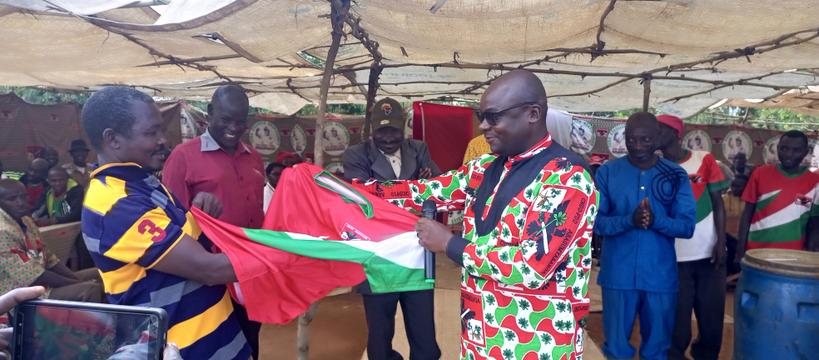 MakambaCNDDFDD's tweet photo. Umunyamabanga w'umugambwe muri Komine ya Makamba yarangije ashimira abashitsi bateye iteka ivyo birori baje baserukira umugambwe CCM wo mugihugu kibanyi ca Tanzania. Scom mu kubashimira yabahaye akaganuke k'impuzu z'umumbwe CNDD-FDD akaba yanashimye ubucuti no gukorana neza. 3/3 https://t.co/YWGKPJrGZS