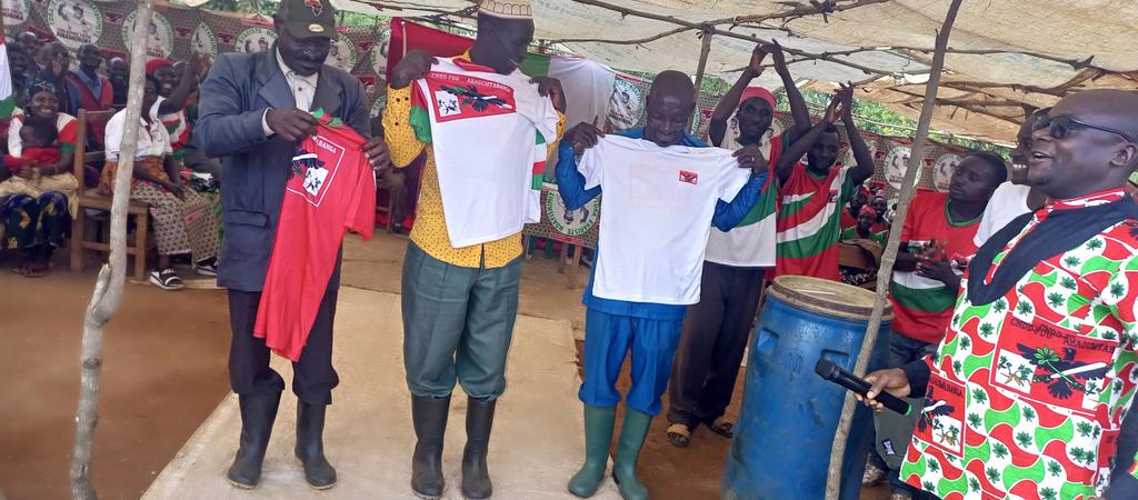 MakambaCNDDFDD's tweet photo. Umunyamabanga w'umugambwe muri Komine ya Makamba yarangije ashimira abashitsi bateye iteka ivyo birori baje baserukira umugambwe CCM wo mugihugu kibanyi ca Tanzania. Scom mu kubashimira yabahaye akaganuke k'impuzu z'umumbwe CNDD-FDD akaba yanashimye ubucuti no gukorana neza. 3/3 https://t.co/YWGKPJrGZS