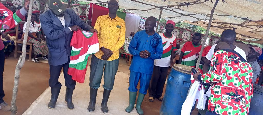 MakambaCNDDFDD's tweet photo. Umunyamabanga w'umugambwe muri Komine ya Makamba yarangije ashimira abashitsi bateye iteka ivyo birori baje baserukira umugambwe CCM wo mugihugu kibanyi ca Tanzania. Scom mu kubashimira yabahaye akaganuke k'impuzu z'umumbwe CNDD-FDD akaba yanashimye ubucuti no gukorana neza. 3/3 https://t.co/YWGKPJrGZS