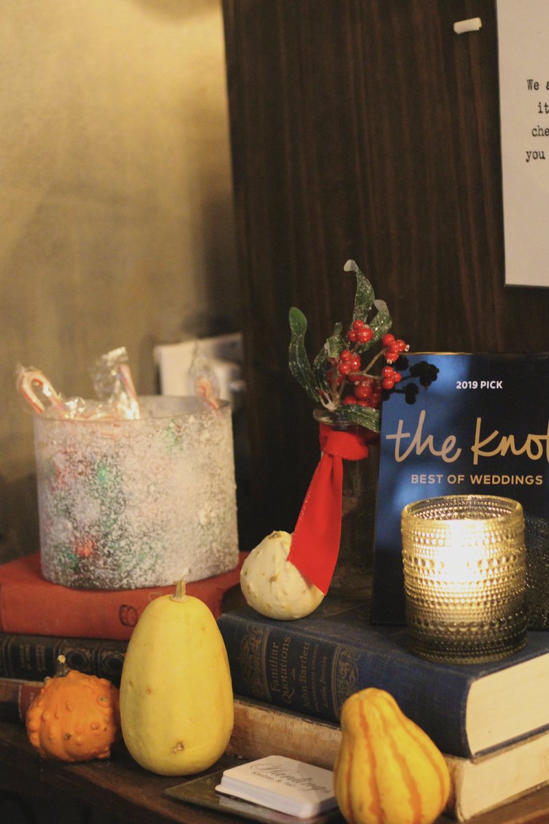 HardingsNYC's tweet photo. The holiday spirit is alive and glowing at Harding's! ☃️🎄🎁 Step into our festive haven for seasonal warmth and cheer. 🎄❄️ 

#NYCWinter #NYCBarScene #FestiveNYC #HolidayInNYC https://t.co/y2IxF17mtH