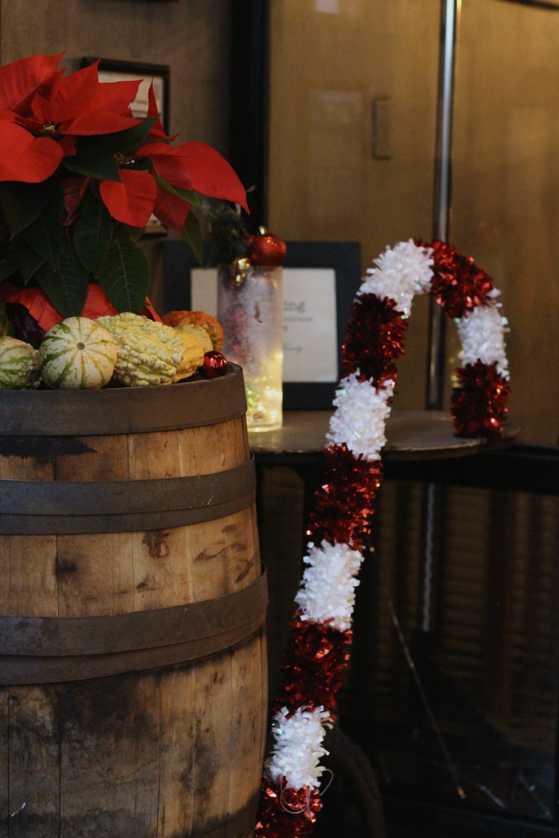 HardingsNYC's tweet photo. The holiday spirit is alive and glowing at Harding's! ☃️🎄🎁 Step into our festive haven for seasonal warmth and cheer. 🎄❄️ 

#NYCWinter #NYCBarScene #FestiveNYC #HolidayInNYC https://t.co/y2IxF17mtH