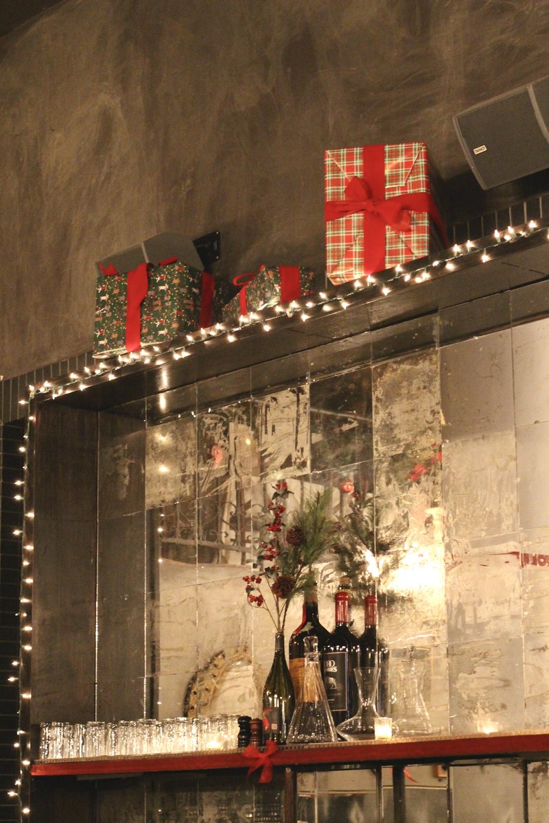 HardingsNYC's tweet photo. The holiday spirit is alive and glowing at Harding's! ☃️🎄🎁 Step into our festive haven for seasonal warmth and cheer. 🎄❄️ 

#NYCWinter #NYCBarScene #FestiveNYC #HolidayInNYC https://t.co/y2IxF17mtH
