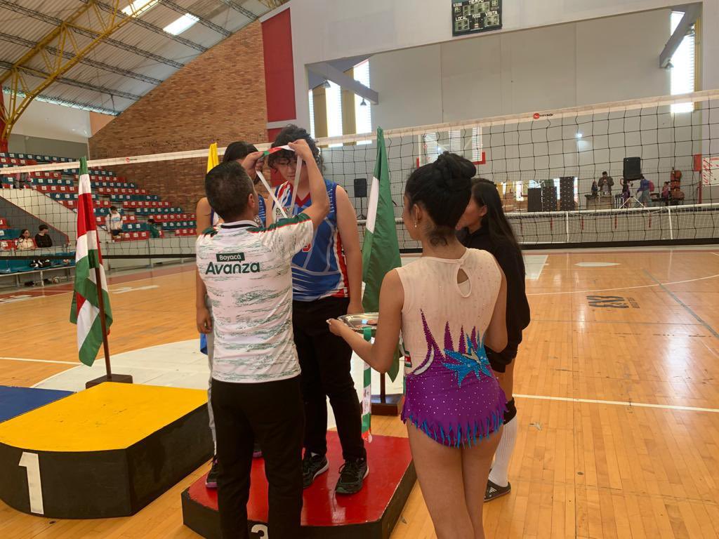 IndeportesBoy's tweet photo. #Intercolegiados | Imágenes premiación de #Voleibol, Fase Departamental de los Juegos Intercolegiados de Boyacá 2023, ceremonia en la que asistió el gerente de la casa del deporte en Boyacá, Luis Alberto Neira, y que se desarrolló en el coliseo de la villa olímpica de Indeportes. https://t.co/MZLMFrlpUu