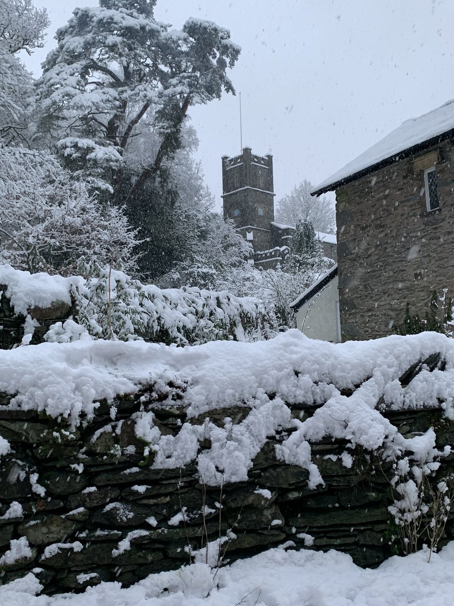 l_imber's tweet photo. Attempted to get to Kendal today, but the snow had other thoughts. After sitting on the #A591 for hours, we’ve decamped to the pub in the hope that things will start moving again 
#snowday #LakeDistrict https://t.co/aOXdL4NTZh