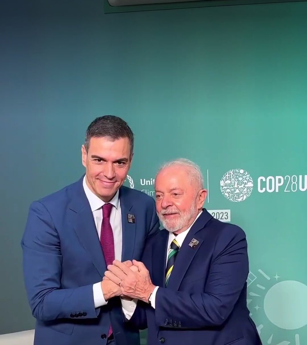 Meus dois presidentes juntos @LulaOficial e @sanchezcastejon Brasil e Espanha unidos em tudo,no Brasil é @ptbrasil aqui na Espanha é @PSOE , Vamos.