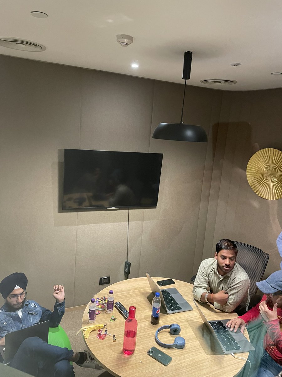 HarshitPurwar's tweet photo. Close to midnight, legs are stretching, red bull are flowing. #Hackstone https://t.co/jyLEb0495z