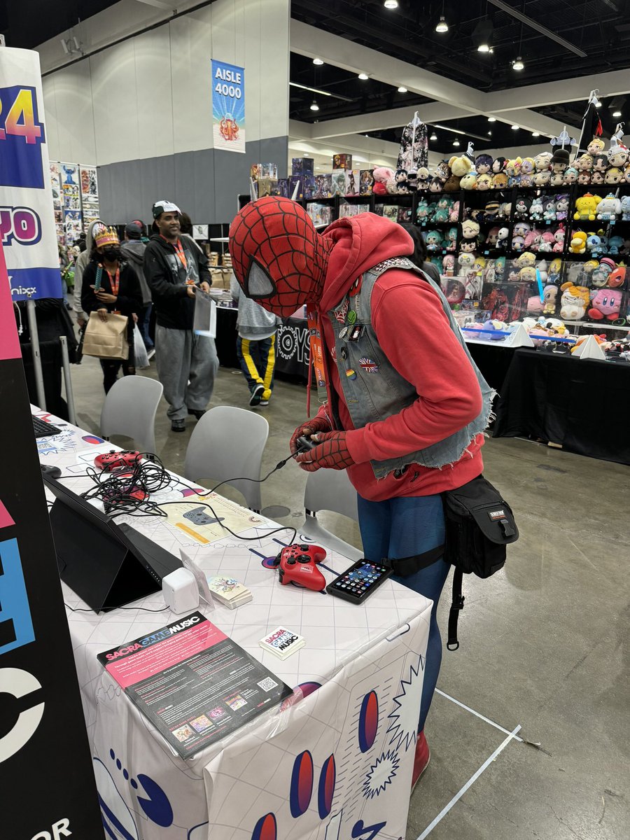 FiftyFourSounds's tweet photo. #スパイダーマン　が　#Nyaaaanvy で喜怒哀楽を出されてました。
#lacomiccon 
#LAcomicon
#Phoenixx https://t.co/bs7mF1kIOL