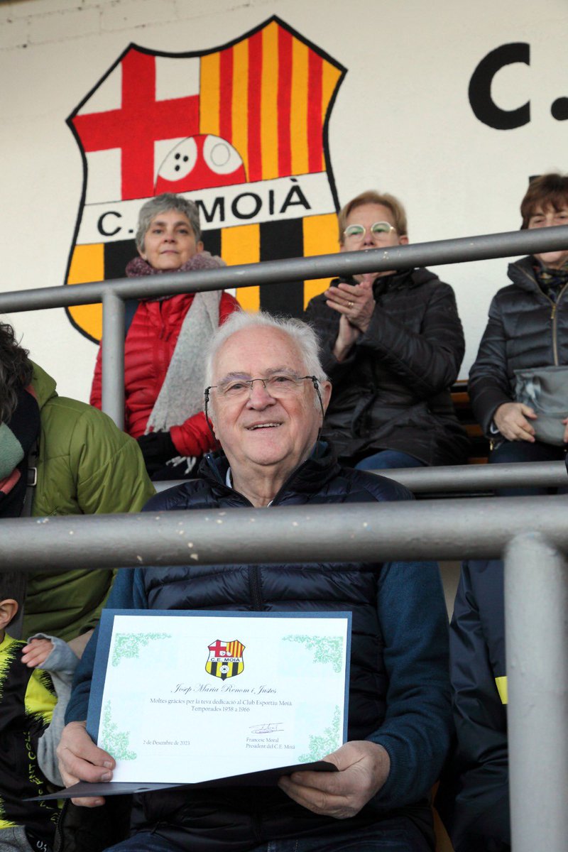 cemoia1922's tweet photo. HOMENATGE A JOSEP MARIA RENOM💛🖤
Avui, el primer equip masculí s’ha retrobat amb la victòria (3-1) contra @c.f.lagleva. Hem aprofitat el partit per reiniciar els homenatges a ex-jugadors del Club. Aquesta tarda ha estat el torn de Josep Ma Renom, un històric del Club! https://t.co/4CR8TEfONt