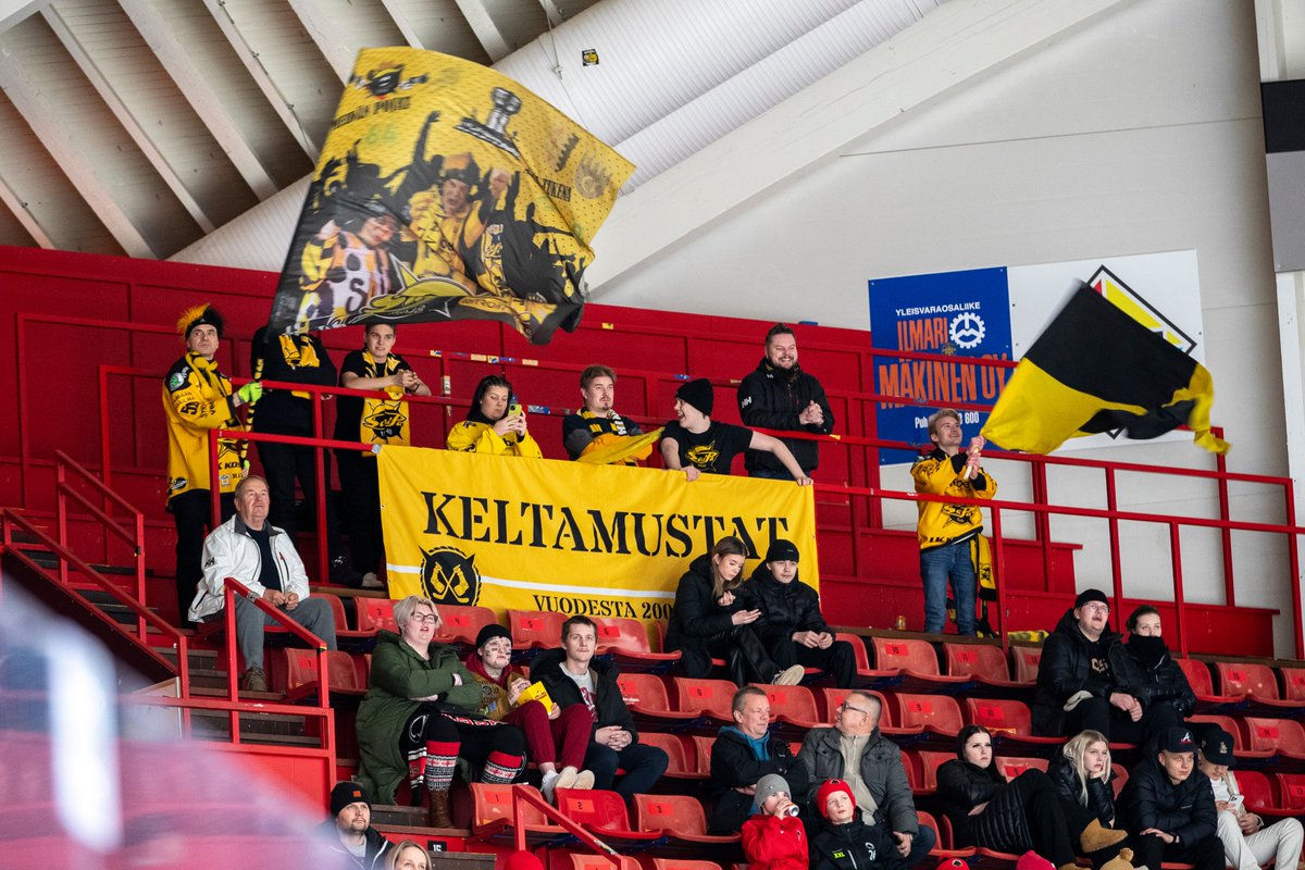 PorinAssat's tweet photo. Hatunnosto SaiPan kannattajille, jotka olivat matkanneet Poriin tukemaan vaikeassa tilanteessa olevaa joukkuettaan👏👏

#SaiPa #Liiga https://t.co/JfzjFfRUyl