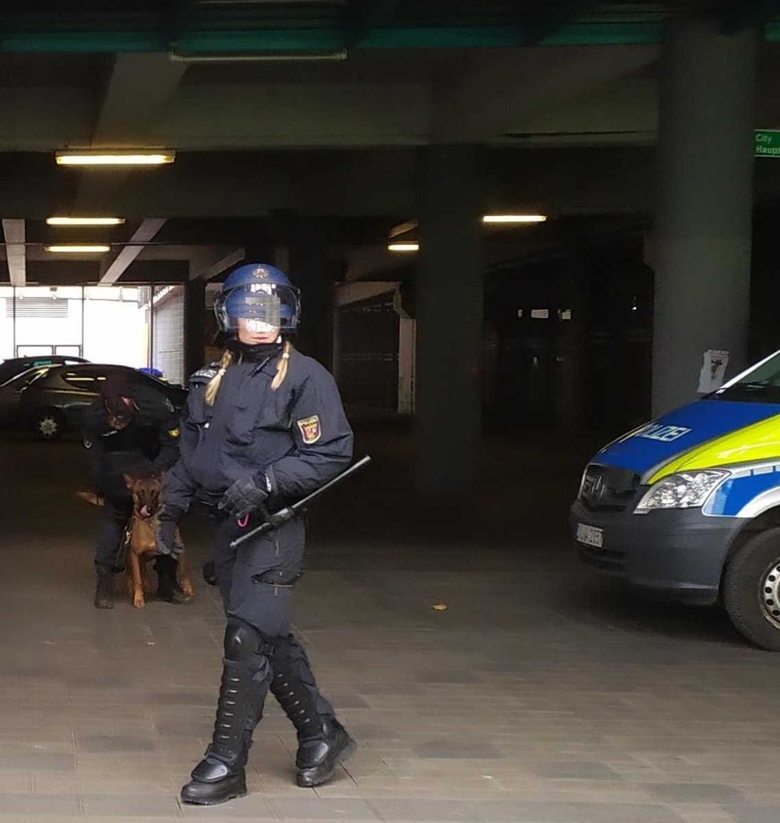 Fanhilfe_MS's tweet photo. Den ganzen Spieltag über irritierte die massive Polizeipräsenz: Hubschrauber, Drohnen, Hundestaffeln, etc. - bei einem Spiele ohne Rivalität. Es drängte sich der Eindruck auf, dass die @preussen06-Fans als Übungsobjekt genutzt wurden.
#FCSSCP #FCSSGE https://t.co/VMWX0cJ1um