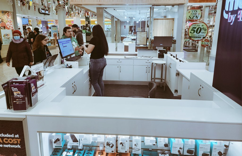 Holiday Season at the HIP mall!! #Chicago #CentralEast <a href="/LizMorelos3/">Liz Morelos</a> <a href="/WinstonAwadzi/">Winston Awadzi</a> <a href="/thayesnet/">Terry Hayes</a>