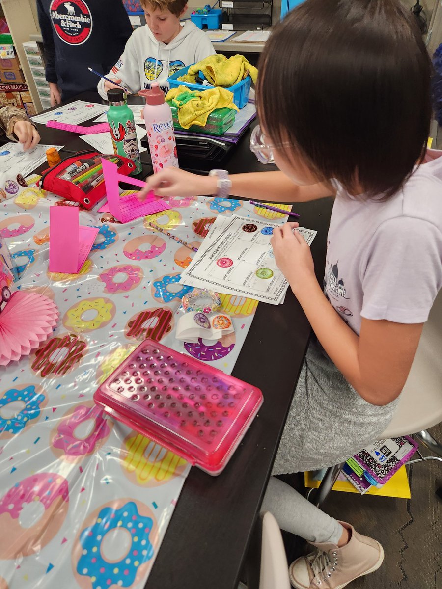 MrsKMurray's tweet photo. Doing math and solving donut challenges! #clarkconnects https://t.co/rPIp4RzY6C
