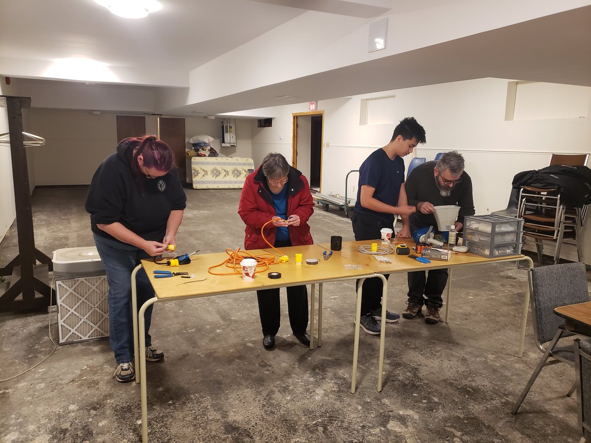 drksidetech's tweet photo. Marking the first Repair Clinic event down as a success!

We successfully repaired a vacuum, made a few extension chords, and did some troubleshooting on a broken 📣

Participants learned the basics of ⚡ circuits, how to use a multimeter and how to use the hand tools required https://t.co/QexuEAlcHX