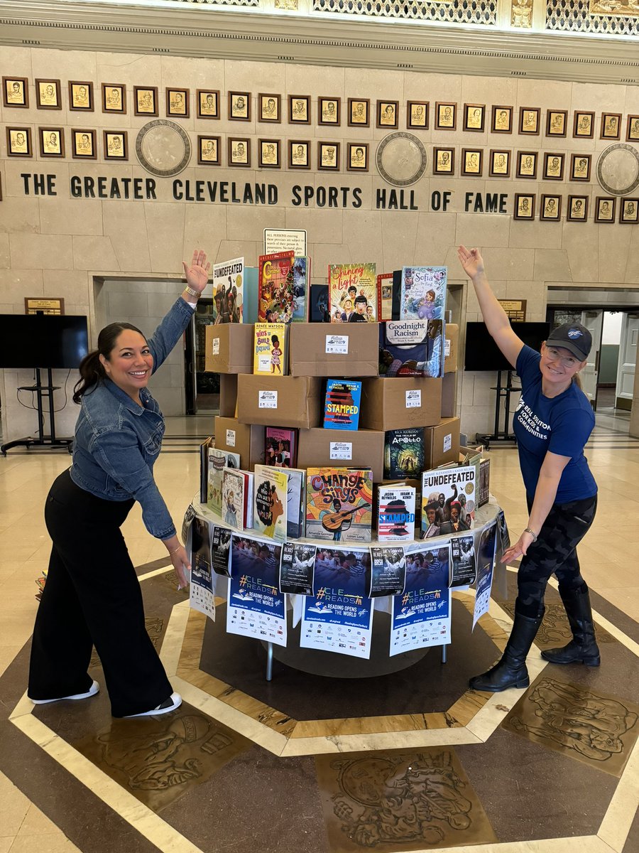 AFTunion's tweet photo. It’s beginning to look a lot like…a #ReadingOpensTheWorld event!
If you’re in Cleveland, stop hr the #ClevelandReads event to pick up books and more! @ctu279 #RealSolutionsForKids https://t.co/7u0H6GeJgF