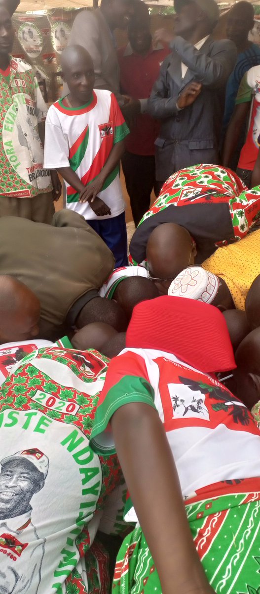 MakambaCNDDFDD's tweet photo. Umunyamabanga w'umugambwe CNDD-FDD muri Komine Makamba Hon.Zachée MISAGO yashimiye abo bagumyabanga Ku ciyumviro ciza co kugenderanira bagize yongera abaha impanuro zijanye no kubumbatira amahoro n'umutekano, iterambere, gukomeza umugambwe. 2/3 https://t.co/k2WVaSkps7