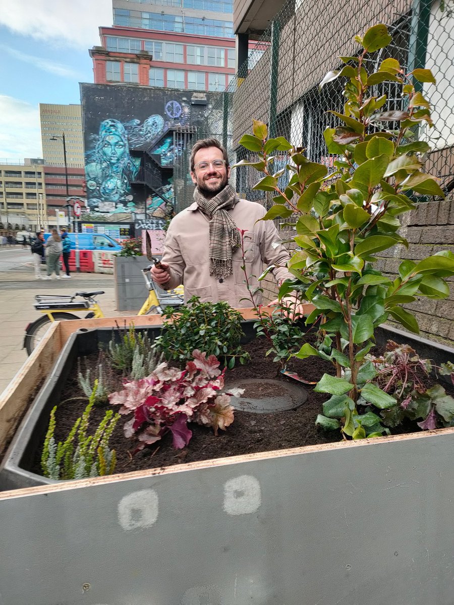 Great community gardening session this morning. Thanks to <a href="/PLANT_MCR/">PLANT CO-OPERATIVE</a> and all volunteers! ❄️🌿