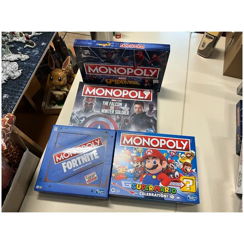 # Online veiling Monopoly specials
zurl.co/nJGr 
4 diverse gezelschapspellen HASBRO GAMING monopoly