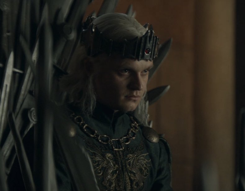 Masclarowater's tweet image. De Aegon eran todos los símbolos de legitimidad: la corona y espada del Conquistador, el Trono de Hierro o la Fortaleza Roja...

De Rhaenyra era nuestro corazón.

#HouseOfTheDragon