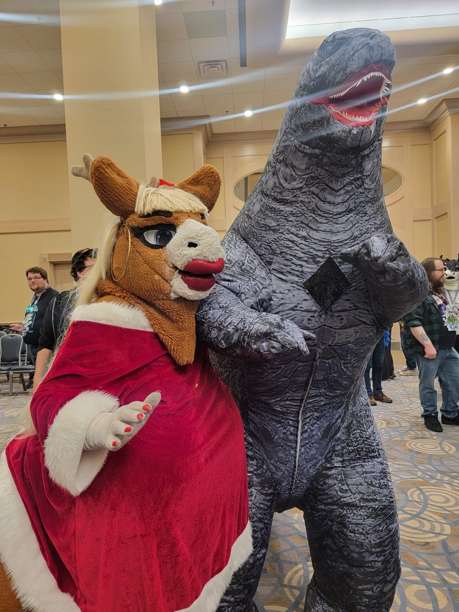 FionaMaray's tweet image. RUUUUUUN, IT'S GODZILLA! #furfest