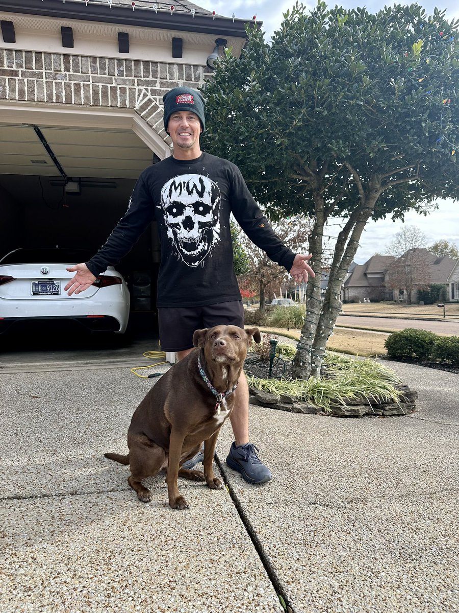 RealBenShelton's tweet photo. Could be about to play bass for @Korn. Could be about to rob a bank. Or maybe I’m just hanging a 100,000 Christmas lights today 🤣. #ThuggLife #SuburbanGangsta #ChristmasDecor2023 https://t.co/zUYwqHijzM