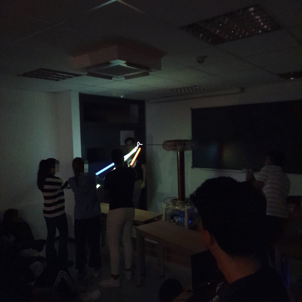 Hoy tras compartir las fotos del taller de óptica, os traemos las del taller de electromagnetismo, en el que los distintos institutos pudieron disfrutar de la parte más chispeante de la física. ⚡️⚡️

#GameOfPhysics #physics #fisica #electromagnetism #electromagnetismo #homemade
