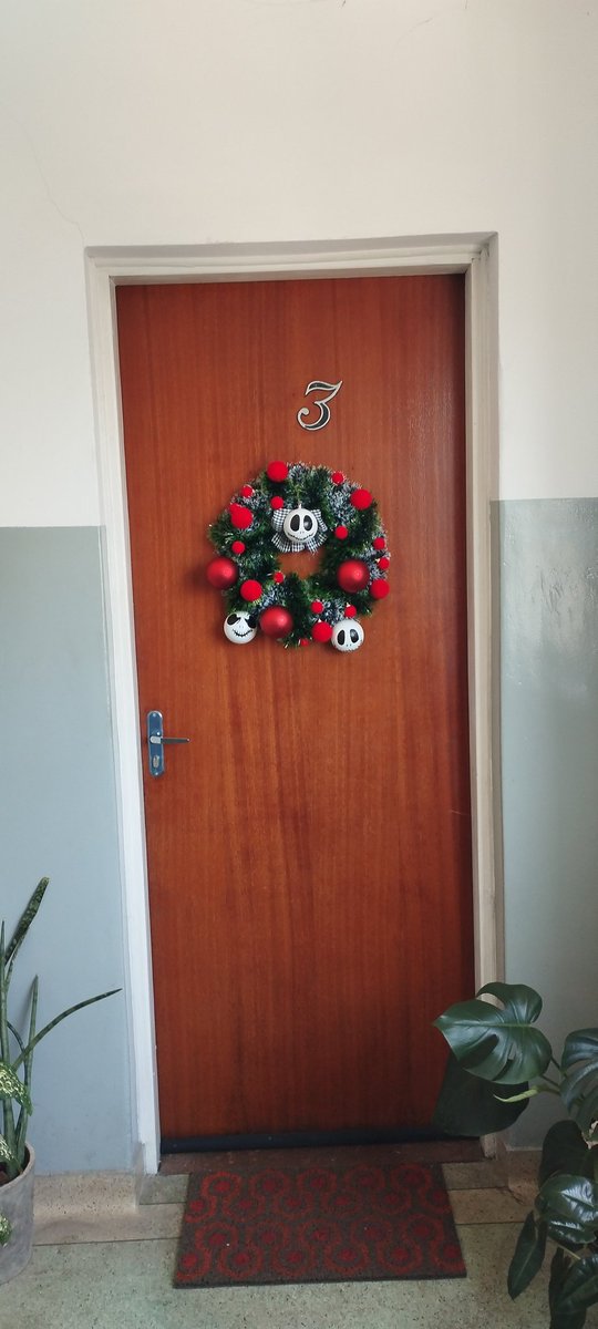 Fiz uma guirlanda do Jack Skellington :)