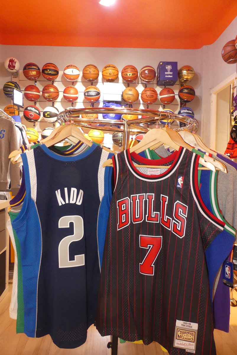 basketspirit's tweet photo. Mañana domingo de Spirit.
Abrimos de 11 a 14:15 y de 16 a 20:30 horas.
Un sitio diferente para encontrar regalos NBA únicos.
Estamos en el centro de Madrid. Metro Noviciado, Plaza de España o Tribunal.
#regalosnba #regalosnba #comprasmadrid #camisetasnba #balonesnba https://t.co/SxaPCnQanr