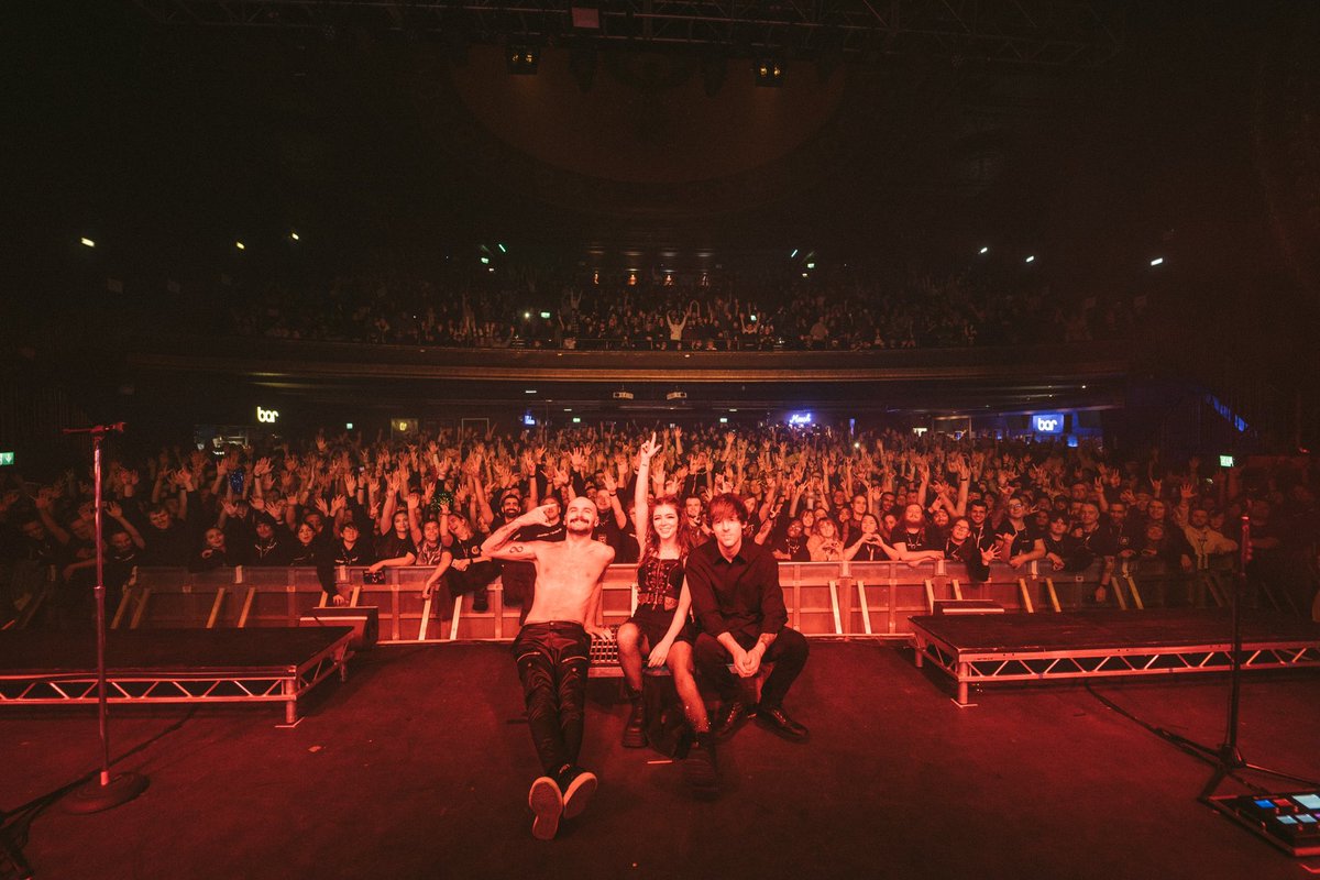 ATC_BAND's tweet photo. london went tf in https://t.co/lVnFdDdA22