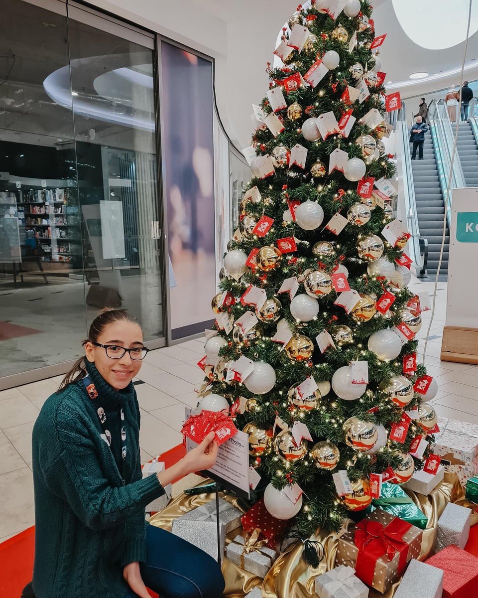 OFC_offiziell's tweet photo. #OFChilft sammelt wieder Geschenke für bedürftige Senioren. Bis zum 23.12. können Wunschkarten vom geschmückten Baum im Komm-Center gepflückt werden. Auf jeder Karte steht ein Geldwert, der bei Thalia entrichtet werden kann, um Offenbacher Senioren eine kleine Freude zu bereiten. https://t.co/d1amhEYbF4