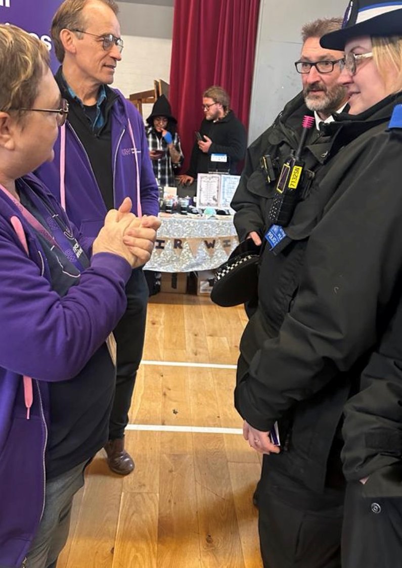 MPSKenley's tweet photo. #Christmas is just around the corner and today we had the pleasure of attending the #ChristmasMarket at #KenleyMemorialHall. As well as #CoulsdonYuletile event. Thank you for the warm welcome despite the frosty weather.
#mylocalMet @MPSCoulsdon @MPSOldCoulsdon https://t.co/KbPJlwKAmb