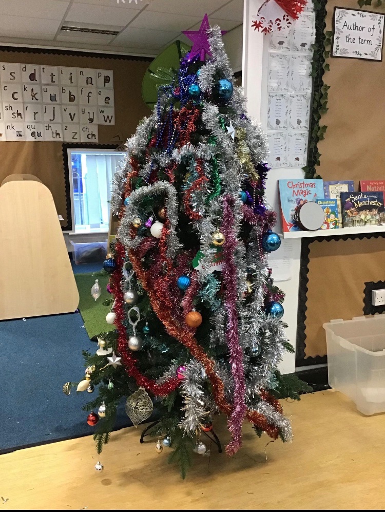 houndtrail's tweet photo. Grandson Freddieβs reception class decorated the tree this year. π
π» #canttell #merryxmas #tinseltime https://t.co/mYwYQMyDQf