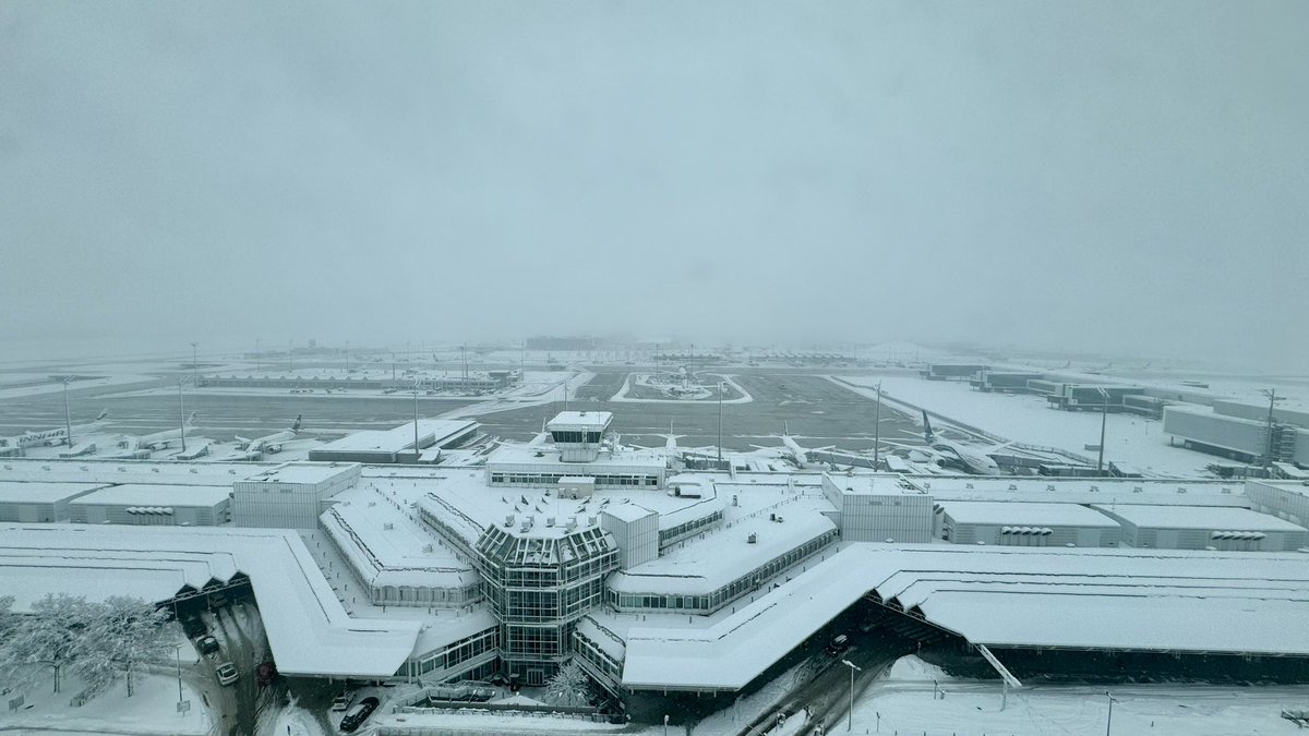 Heute meine erste Schicht seit 1997, während der sich nicht ein Flieger am Flughafen bewegt hat und das, obwohl der Flughafen bis auf 1 bis 2 Parkplätze voll ist. Nicht mal per Schlepp.