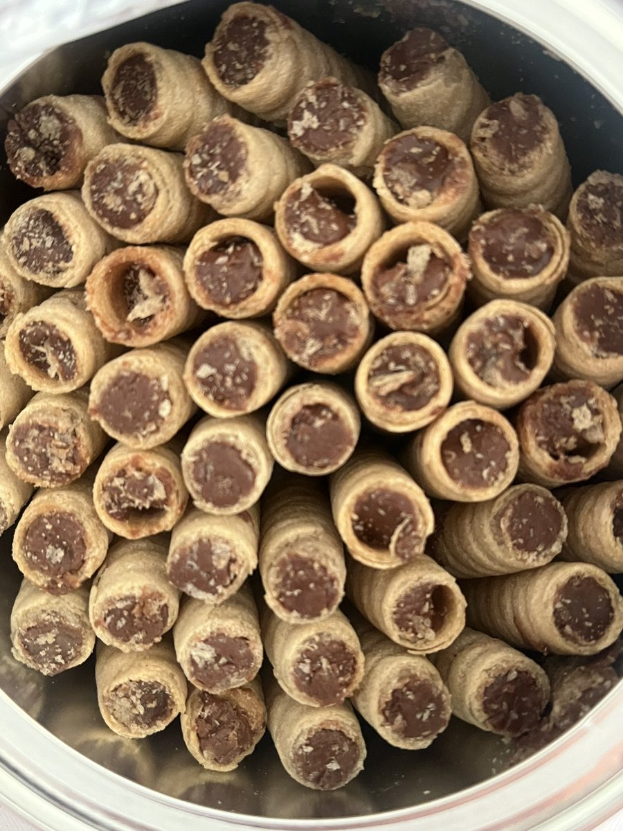 MalditoKmeyo's tweet photo. Lo mejor de ser un adulto independiente es que puedes ir al mercado y comprarte una lata de pirulin sin que nadie te diga que no. https://t.co/VLI1EdChGe