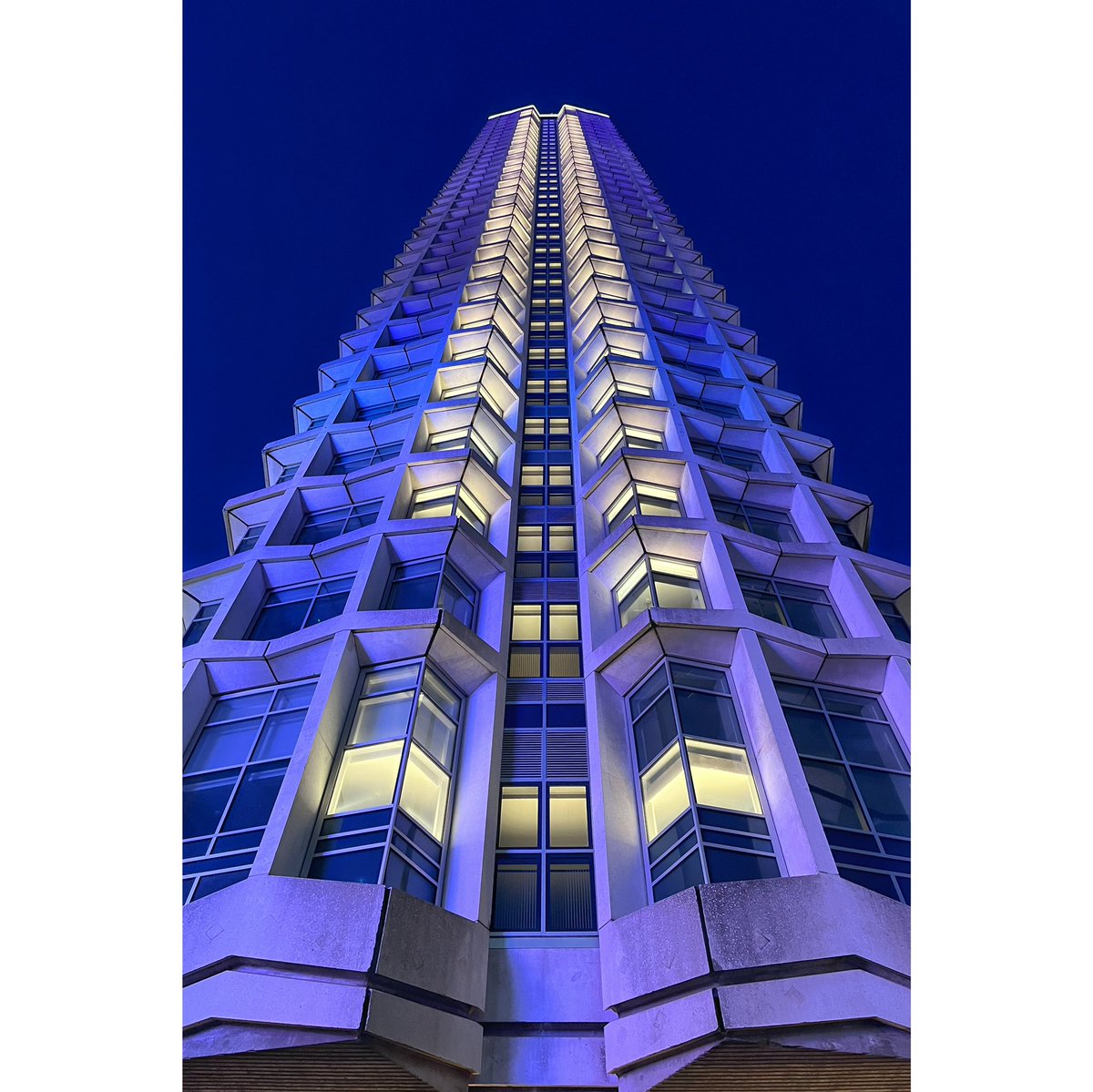 Into the blue

 #twilight #centrepoint #tottenhamcourtroad #charingcrossroad #oxfordstreet #london #london🇬🇧 #iphone #shotoniphone