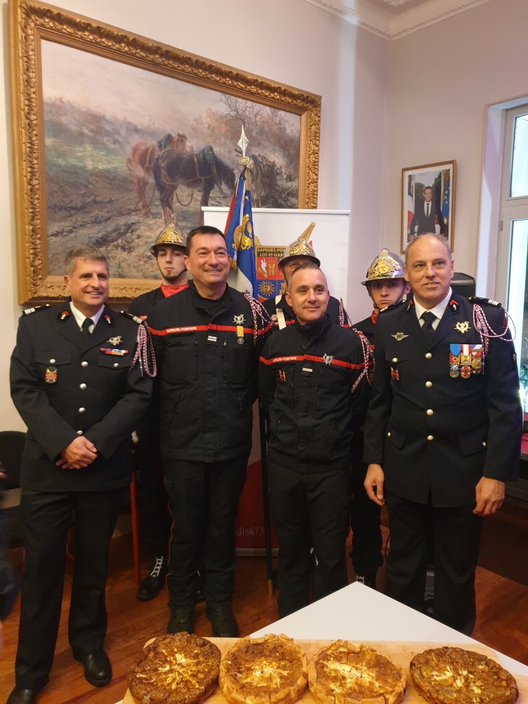 sdis47's tweet photo. Ce soir cérémonie de la Ste Barbe et passation de commandement au centre d’incendie et de secours de #Mezin en présence du chef du corps départemental le colonel Frédéric TOURNAY et d’autres personnalités
Remise de galons et de médailles🎖️
Félicitations à tous https://t.co/pchOEZ3CYm