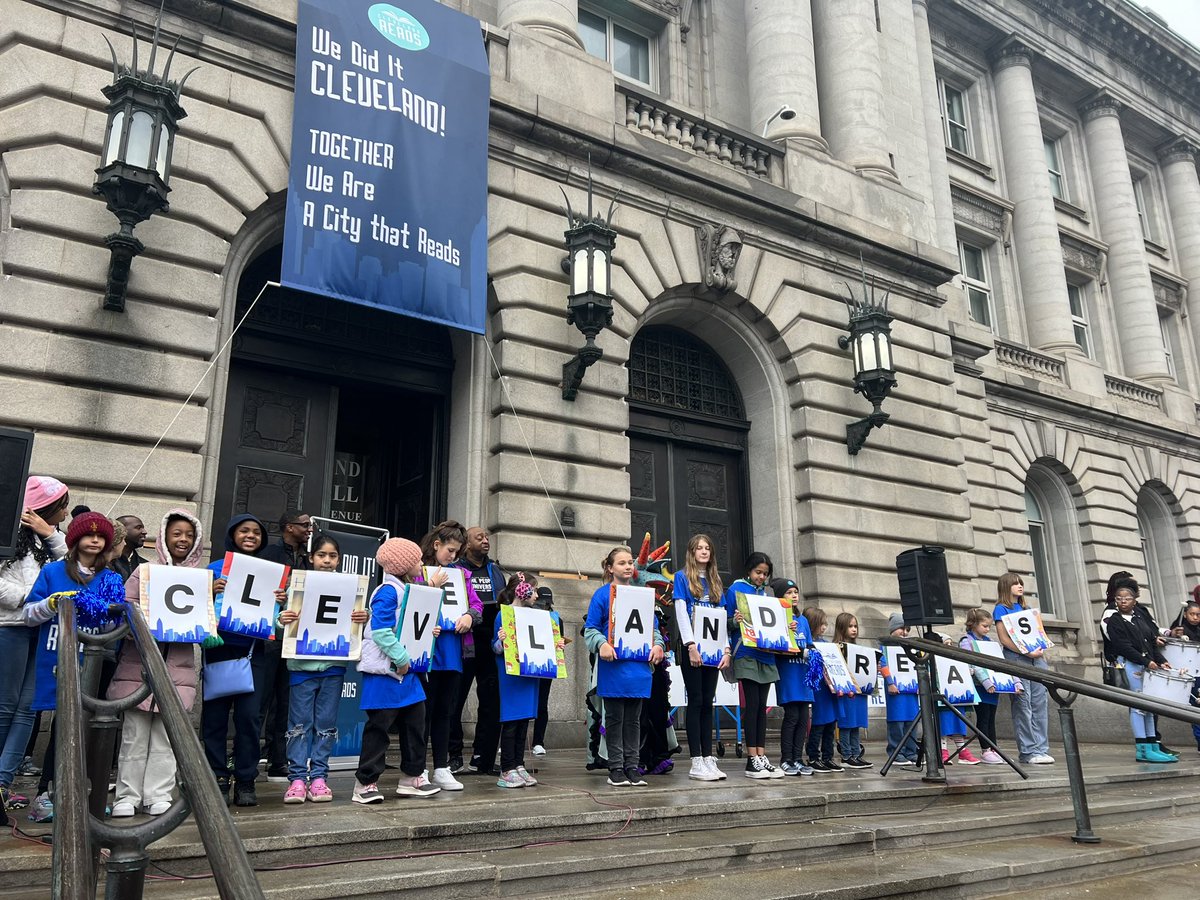 AFTunion's tweet photo. Cleveland Pub Library Exec Director Felton Thomas thanking @CTU279 for their support of #ClevelandReads.
📚#ReadingOpensTheWorld #RealSolutionsForKids https://t.co/qqi2qFIKL0