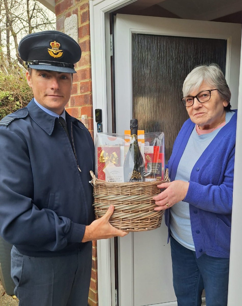 What a way to kick start the month of December 🎅🏼 OC @78SqnSwanwick commencing ‘78 Sqn’s 12 Days of Christmas’ by delivering the first hamper to a local veteran! Thanks to Fg Off Griffin, @RAFBF and @RAFAssociation for making this possible 🎄🎁