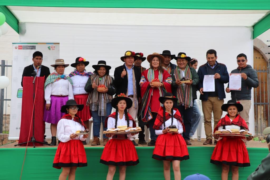 midagriperu's tweet photo. ¡#MIDAGRI sigue cerrando brechas en favor del agro!
Tras inaugurar dos sistemas de riego en #Cusco, la ministra Jennifer Contreras participó en el acto protocolar de la presentación de obras ejecutadas en el distrito de #Accha, provincia de Paruro. https://t.co/lDk8U4ikgI