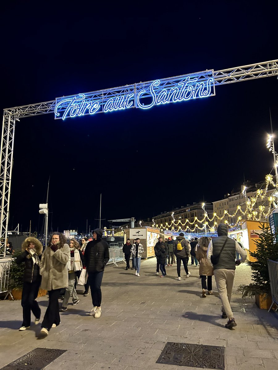 AudreyGatian's tweet photo. Lancement des illuminations à #Marseille ! 
✨✨✨
Bravant le froid de nombreux/euses Marseillais•es sont venu•e•s voir le Vieux-Port et la Canebière s’éclairer ce soir. Et c’est très beau! 🎄💫 https://t.co/FynP6xI6l3